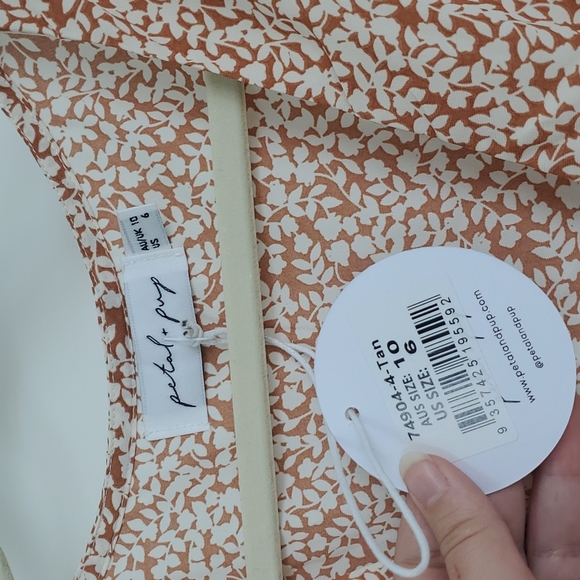 Petal and Pup Floral Dress Size 6 but fits like a Size 4 - Picture 8 of 14